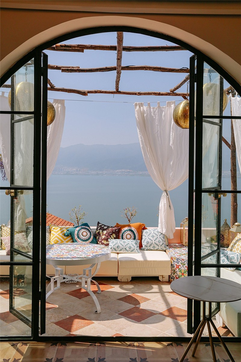 大理網(wǎng)紅民宿設(shè)計(jì)推薦:夏禾夫人意式風(fēng)情民宿客房陽(yáng)臺(tái)設(shè)計(jì) 大理網(wǎng)紅民宿設(shè)計(jì)推薦:夏禾夫人意式風(fēng)情民宿客房陽(yáng)臺(tái)設(shè)計(jì)